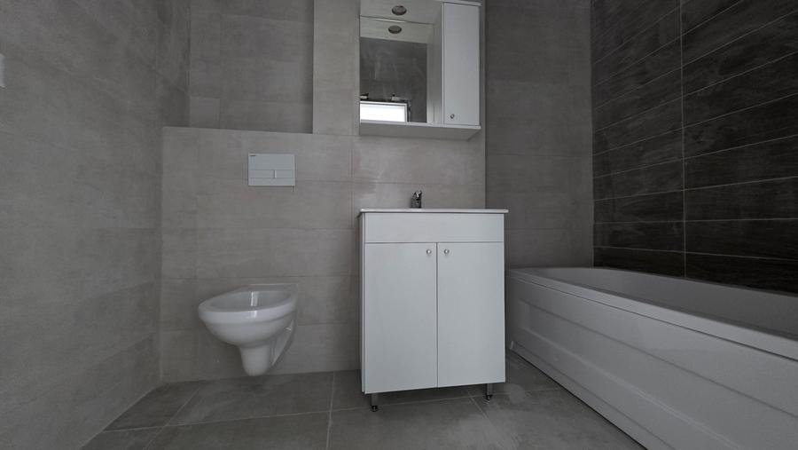 Apartament cu 3 camere decomandat în Titan