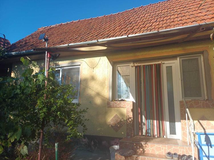 Casă cu 2 camere decomandat în Henig