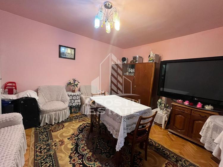 Apartament cu 3 camere decomandat în Girocului