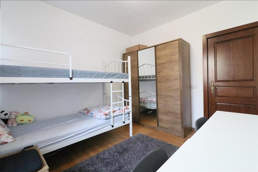 Apartament cu 4 camere semidecomandat în Tătărași