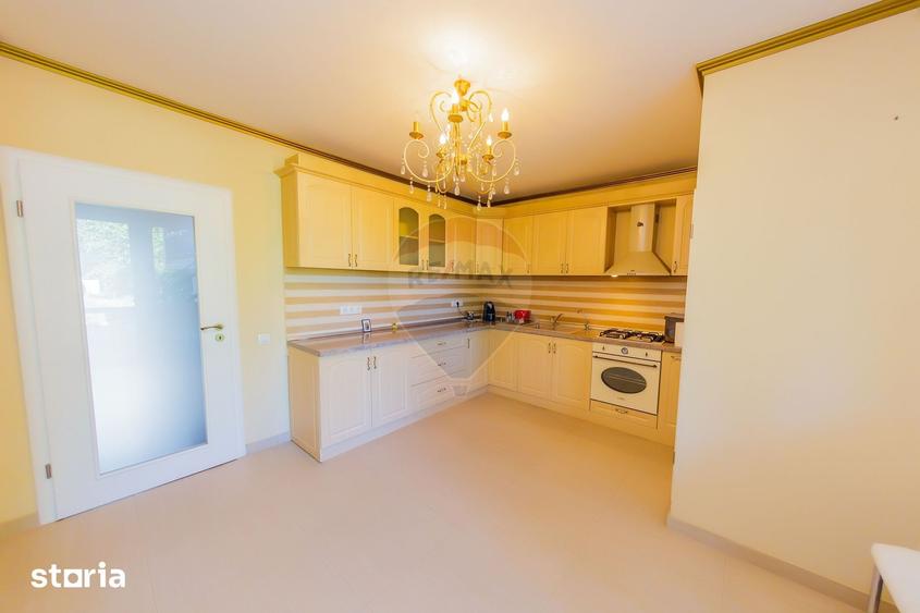 Casa cu 7 camere, 10 ari de vanzare la drumul principal cu 2 intrari - 6