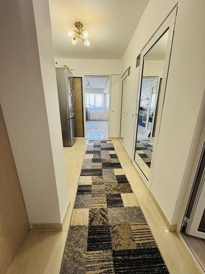 Apartament cu 3 camere decomandat în Micro 20