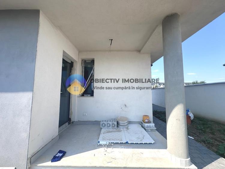 Casă cu 3 camere cu Canalizare în Est