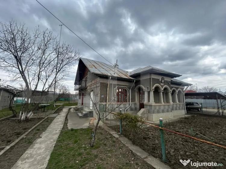 Casă cu 3 camere cu Teren 2700 Mp în Central