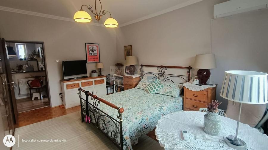 Apartament cu 3 camere semidecomandat, mobilat în Central