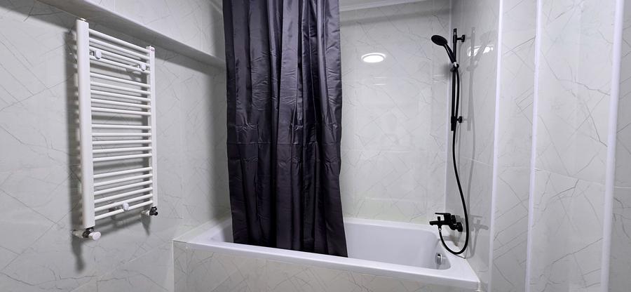 Apartament cu 3 camere semidecomandat în Apărătorii Patriei