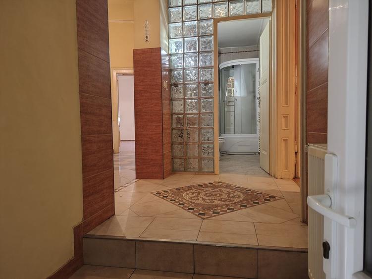 Apartament cu 3 camere semidecomandat în Eminescu