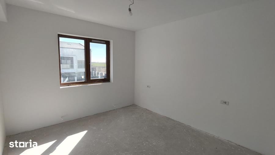 Casă cu 5 camere cu Teren 492 Mp în Glina