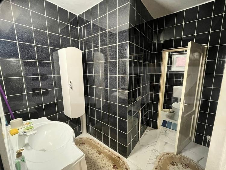 Casă individuală cu 8 camere cu Canalizare în Cetate