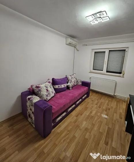 Apartament cu 3 camere decomandat în Poarta 6