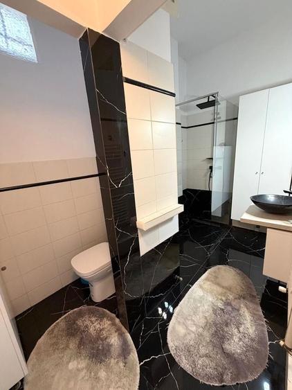 Apartament cu 3 camere semidecomandat, mobilat în Universitate
