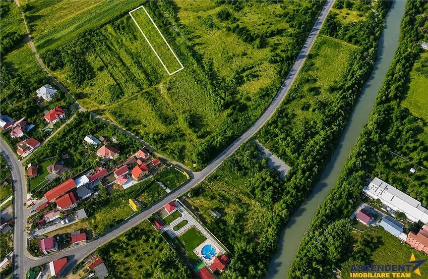Teren de 2500 mp, în Est