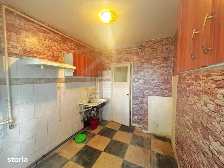 Apartament cu 3 camere semidecomandat în Tractorul