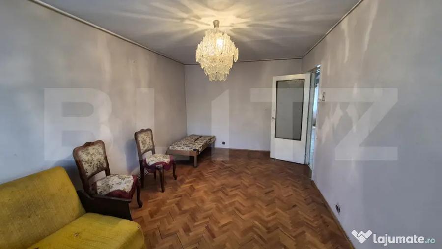 Apartament cu 4 camere semidecomandat în Micro 17