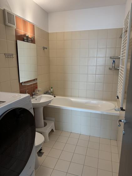 Apartament cu 3 camere semidecomandat în Titan