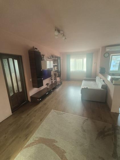Apartament cu 3 camere decomandat în Florești