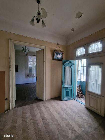 Casă cu 4 camere în Tineretului
