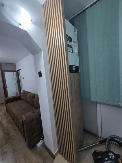 Apartament cu 3 camere semidecomandat în Craiovița Nouă