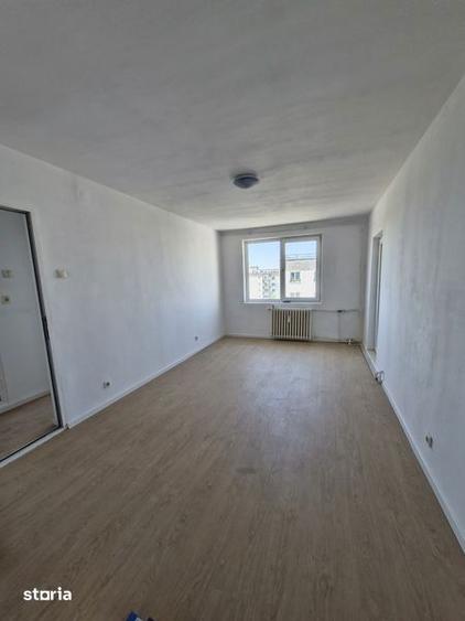 Apartament cu 4 camere semidecomandat în Militari