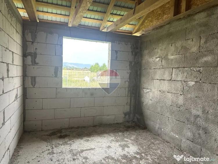 Casă cu 3 camere cu Teren 617 Mp în Slobozia (Roznov)