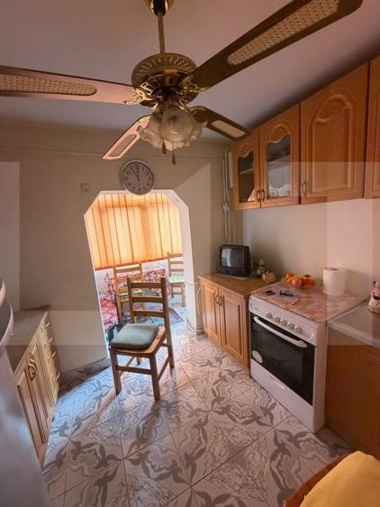 Apartament cu 3 camere decomandat, mobilat în Rovine