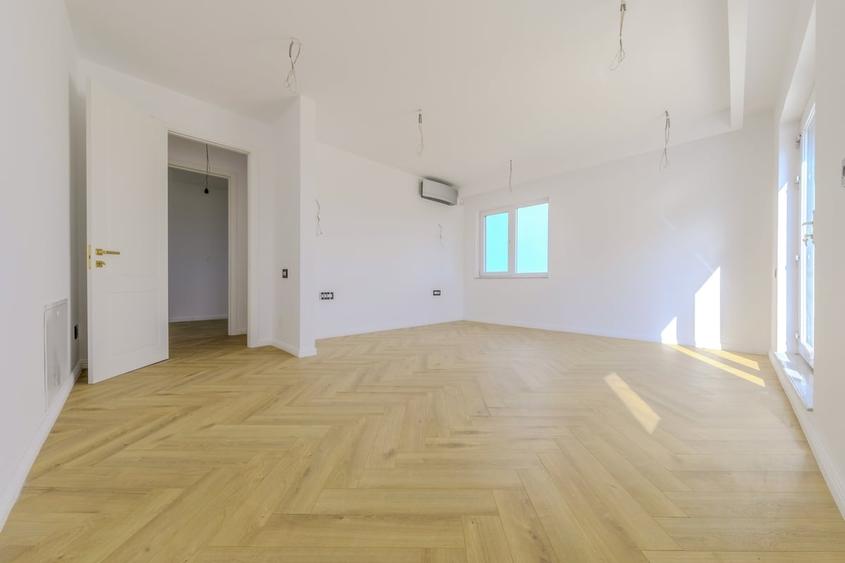 Apartament cu 4 camere decomandat în Splaiul Unirii