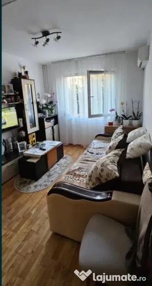 Apartament cu 3 camere semidecomandat în Florilor