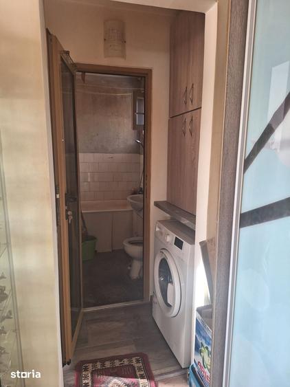 Apartament cu 3 camere semidecomandat în Săsar