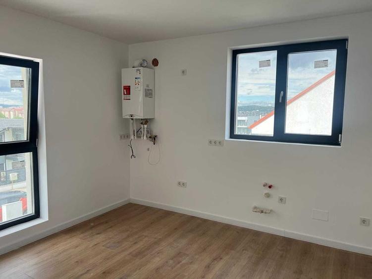 Apartament cu 4 camere decomandat în Central