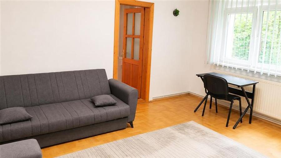 Apartament cu 2 camere nedecomandat, mobilat în 7 Noiembrie