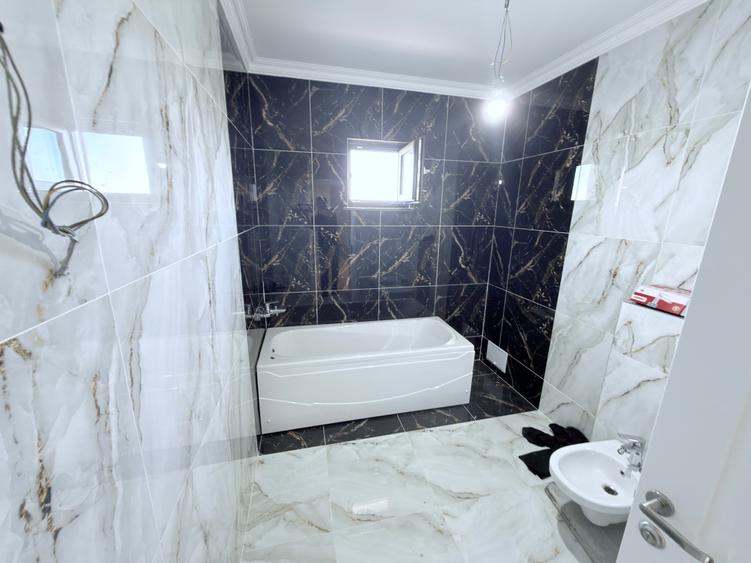 Casă individuală cu 5 camere cu Teren 500 Mp în Central