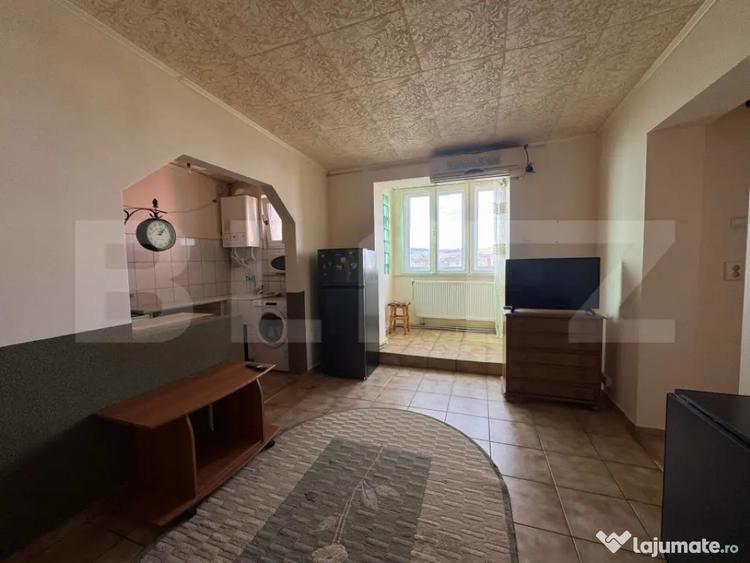 Apartament cu 3 camere semidecomandat în Central