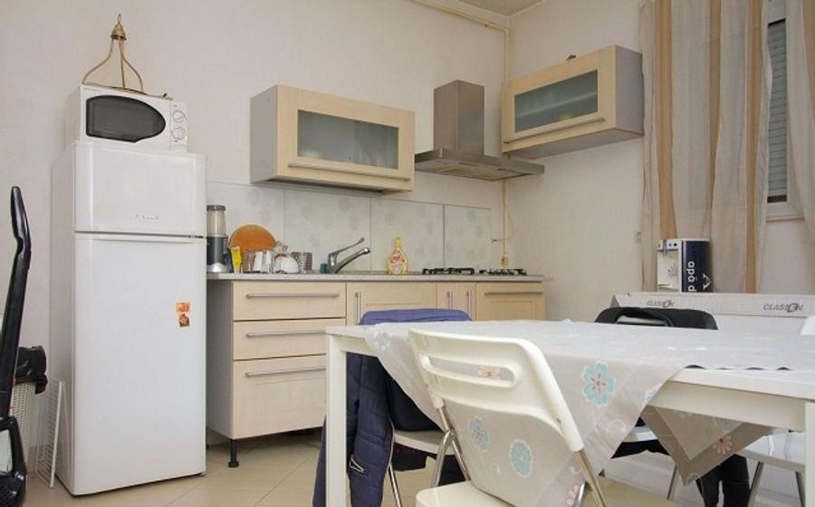 Casă individuală cu 6 camere cu Canalizare în Barbu Văcărescu