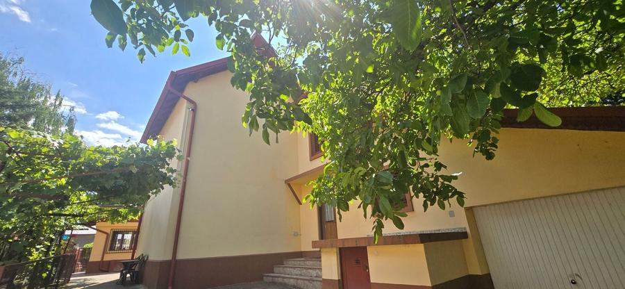 Casă individuală cu 7 camere cu Canalizare în Central