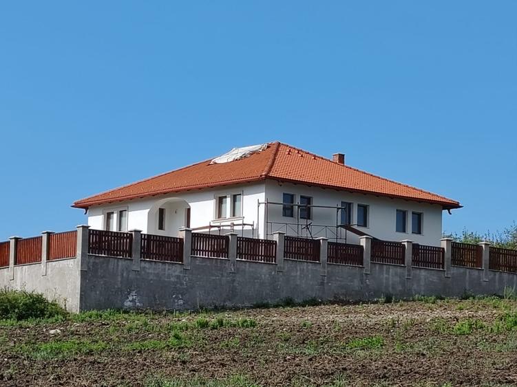Casă individuală cu 4 camere cu Teren 2000 Mp în Moriști