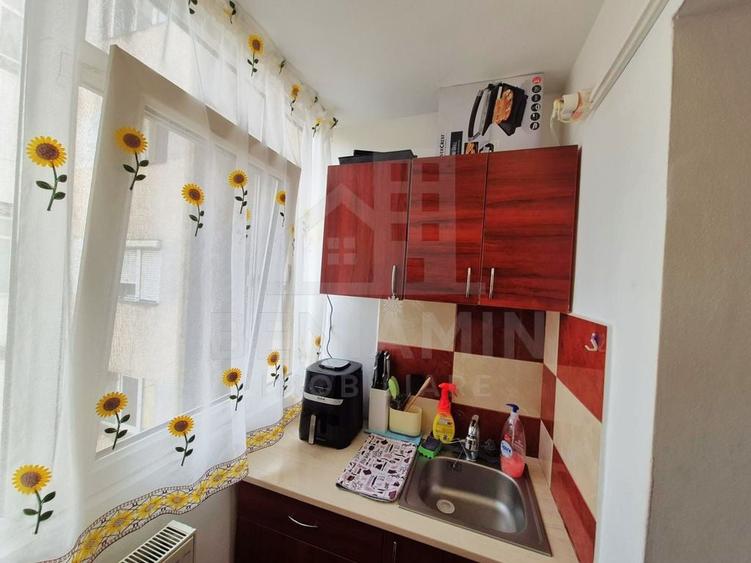 Apartament cu 2 camere semidecomandat în Craiovița Nouă