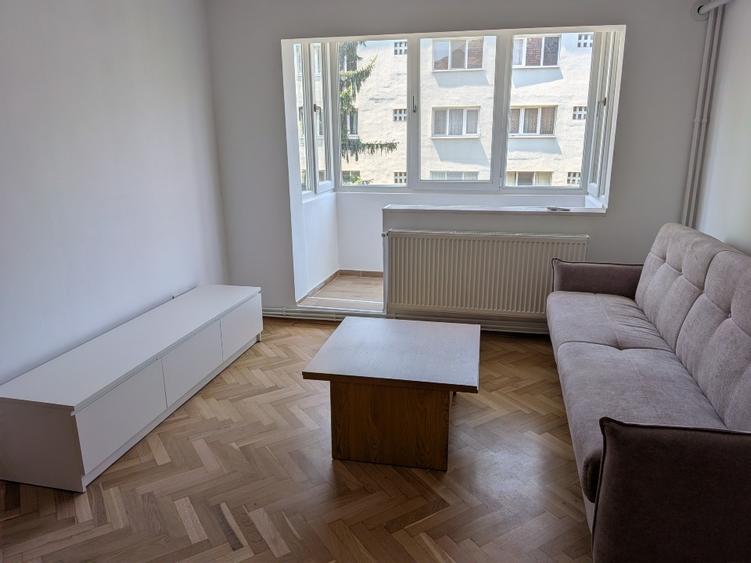 Apartament cu 3 camere semidecomandat în Take Ionescu