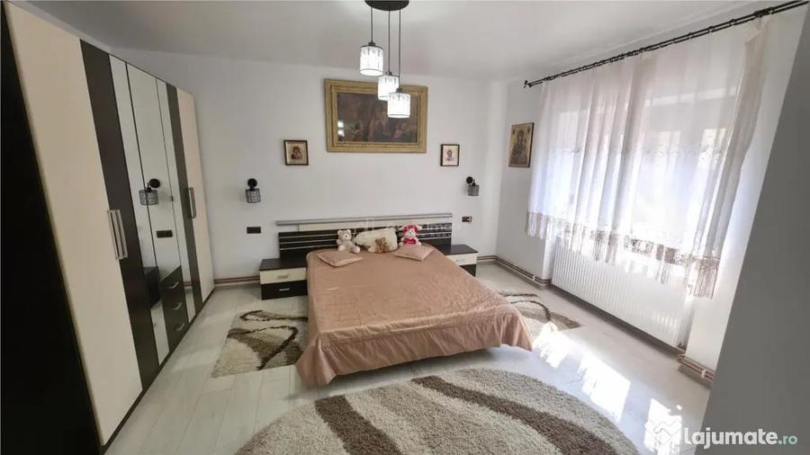 Casă cu 8 camere cu Teren 432 Mp în Central