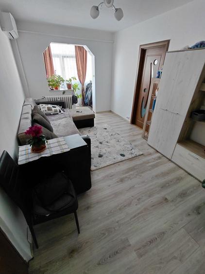Apartament cu 2 camere semidecomandat în Craiovița Nouă