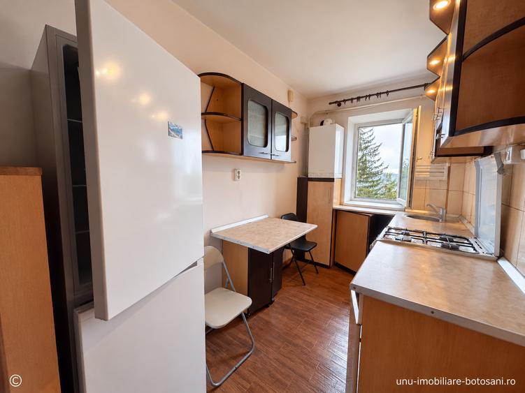 Apartament cu 3 camere semidecomandat în Central