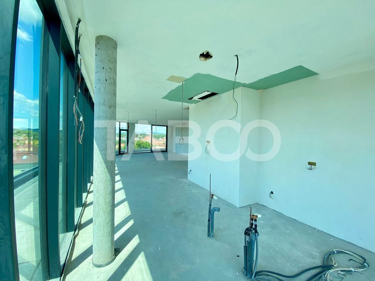 Penthouse cu 3 camere semidecomandat în Central