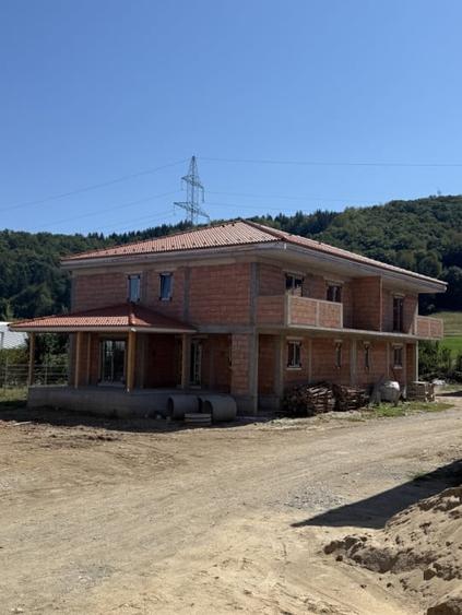 Casă individuală cu 5 camere cu Canalizare în Gilău