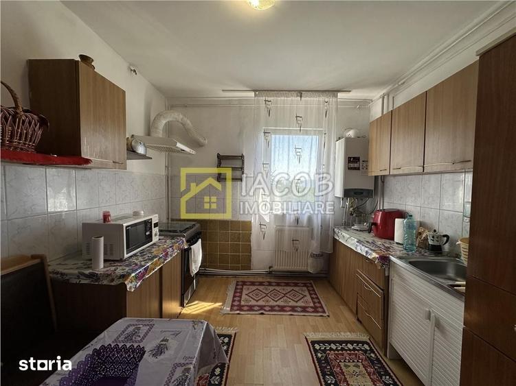 Apartament cu 3 camere decomandat în Republicii