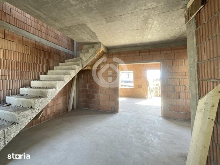 Casă cu 5 camere cu Teren 476 Mp în Roșia