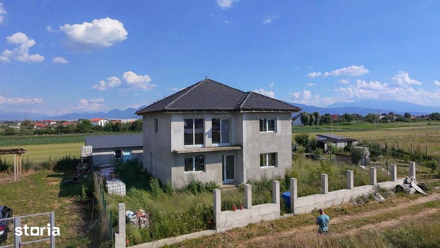 Casă cu 5 camere cu Teren 500 Mp în Stupini