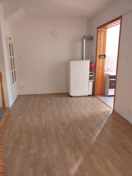 Casă individuală cu 5 camere cu Teren 229 Mp în Central