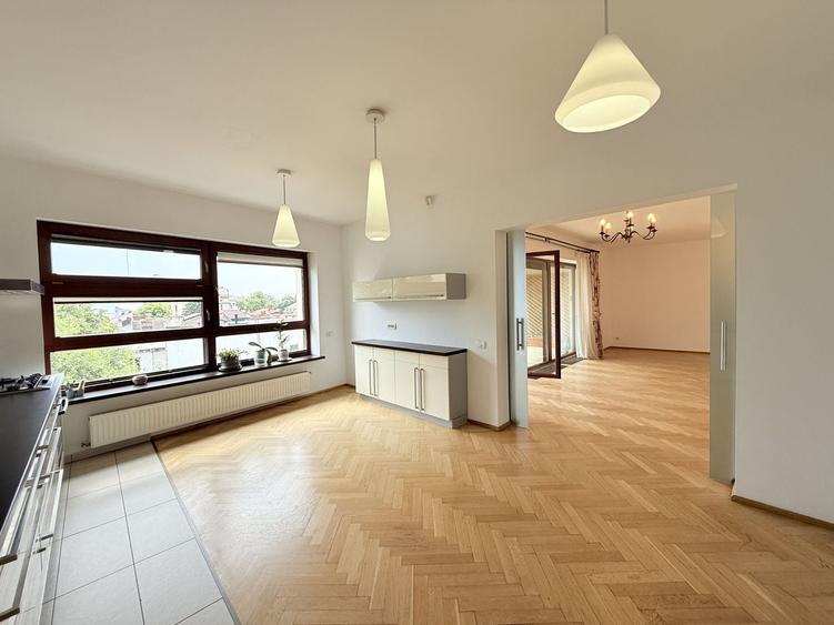 Apartament cu 4 camere în Calea Victoriei