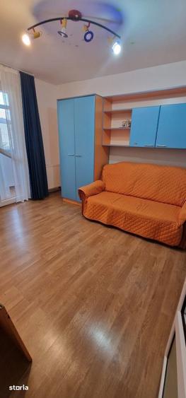 Apartament cu 4 camere decomandat în Roman
