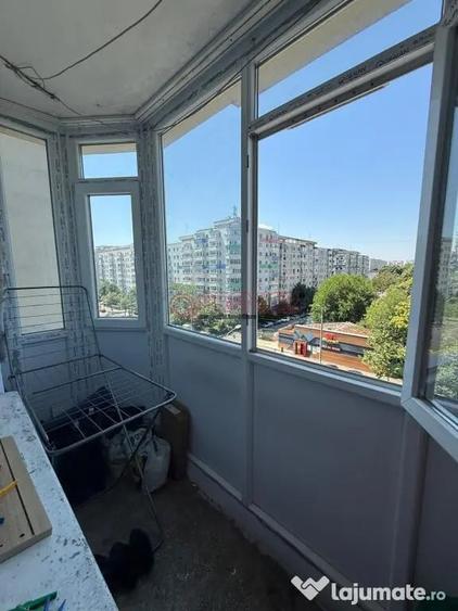 Apartament cu 4 camere semidecomandat în Berceni