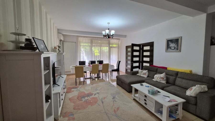 Casă individuală cu 5 camere cu Teren 380 Mp în Lazu